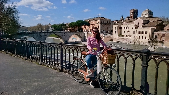 Tania mentre si gode un giro in bicicletta vicino Trastevere (Roma).